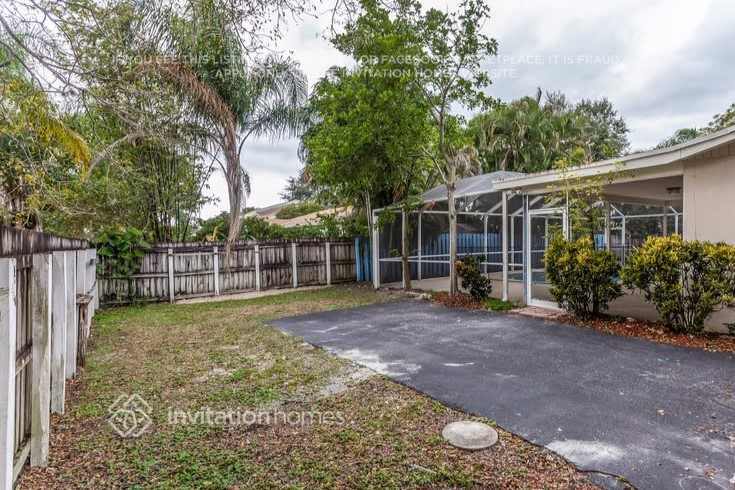 Building Photo - 1000 NW 93rd Terrace