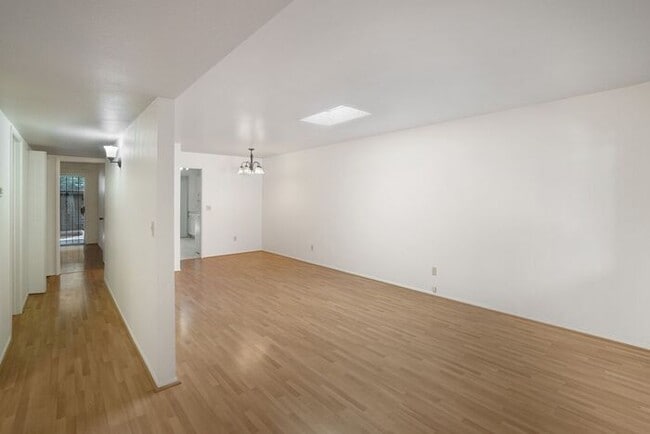 Building Photo - Pending/Rented – Pet-Friendly 2 Bedroom Ho...