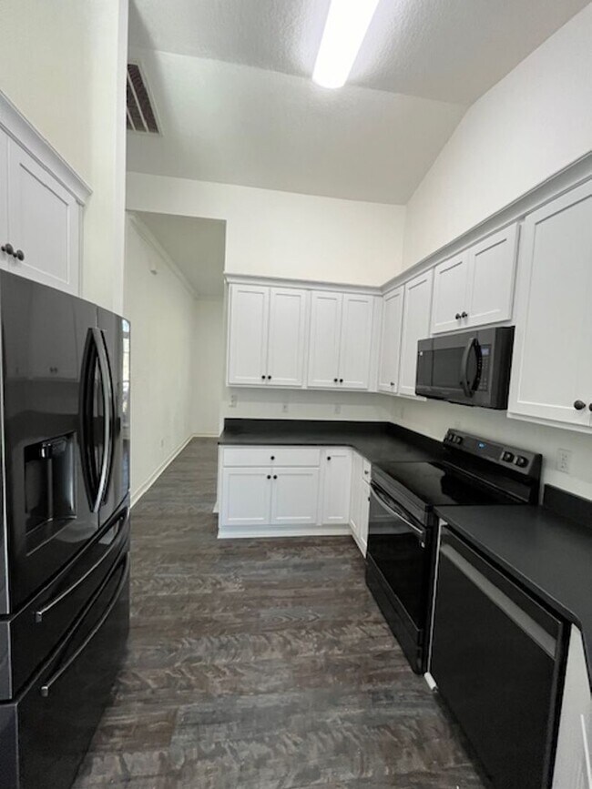 Building Photo - Beautiful and completely Renovated 3/2 fen...