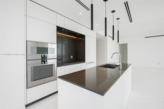 Building Photo - 300 Biscayne Blvd Way