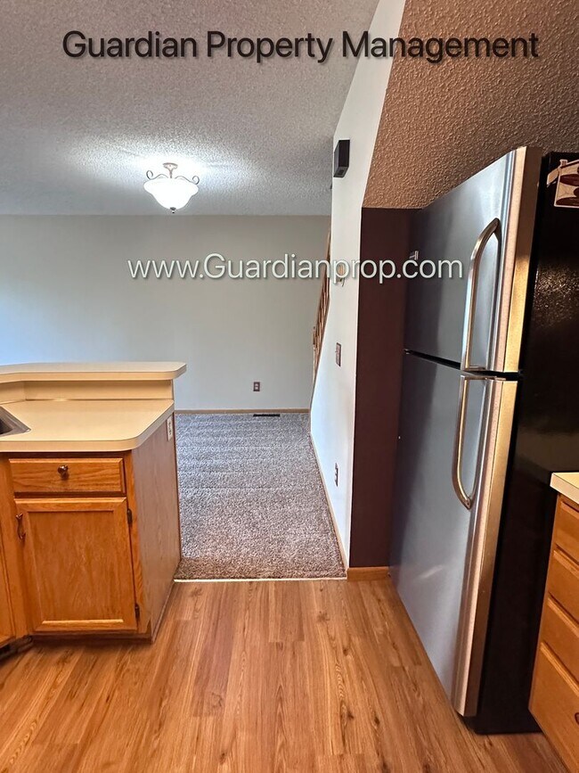Building Photo - Apple Valley 2 Bedroom Town Home, Patio, Fireplace, 1 Car Garage, AC, New Carpet