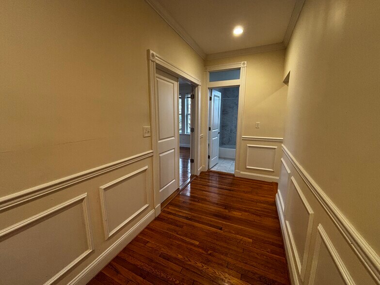 Building Photo - 18 Glenville Ave