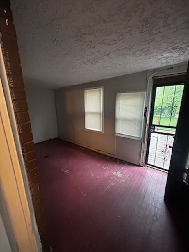 Building Photo - House w/finished basement!