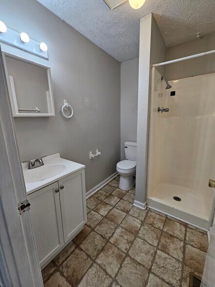 Building Photo - 103 Cedarwood Ct