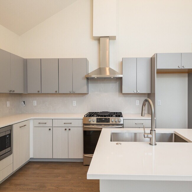 Building Photo - Modern 3 bed / 2.5 bed farmhouse townhome ...