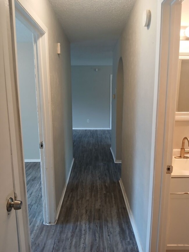 Building Photo - 3 Bedrooms, 1.5 Bathrooms, 1 Car Garage Ne...