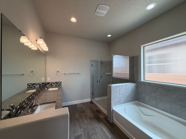 Building Photo - Luxury Single Story 3 Bedroom Plus Office / Sitting Room Recent Construction Available in Exclusi...