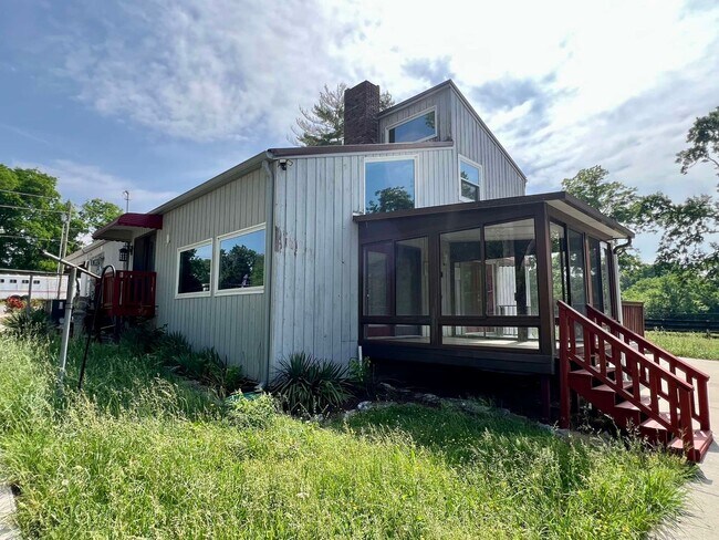 Building Photo - Cabin Style Home on Equestrian Farm *Priva...