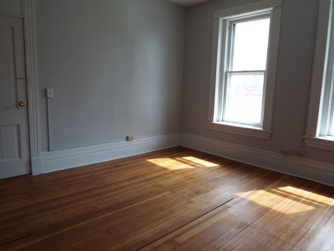 Building Photo - 710 W 3rd St