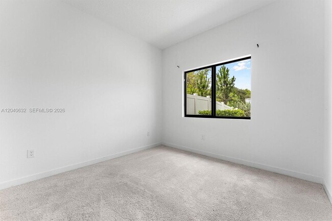 Building Photo - 4825 Dillon St