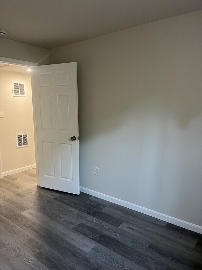 Building Photo - ALL UTILITIES INCLUDED!!