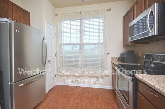 Building Photo - 100 Stratford Lakes Dr