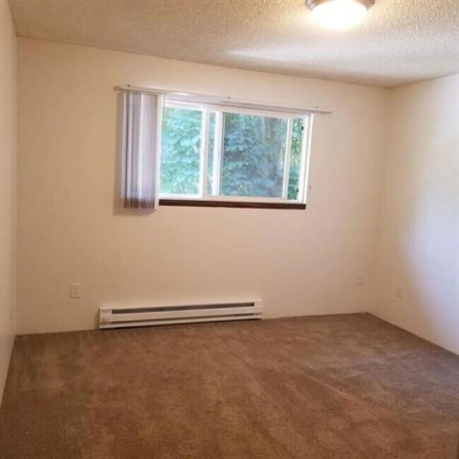 Building Photo - Welcome home to Sunset Villa in charming Canby! Offering 1 Month Free! Brand New Washer & Dryer!