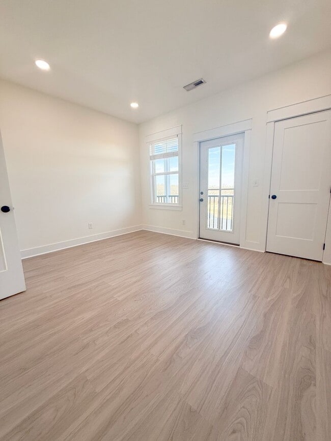 Building Photo - 2-Bedroom with Flex Room, Pool, and Pickleball Court in Cookeville