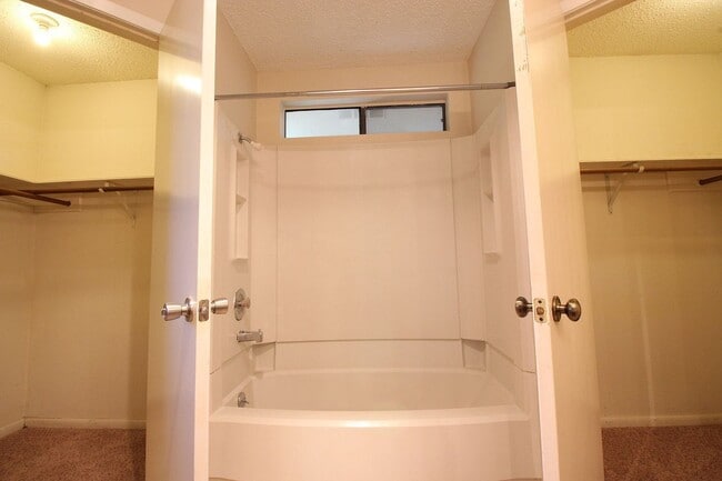 Building Photo - 9002 Sanger Dr