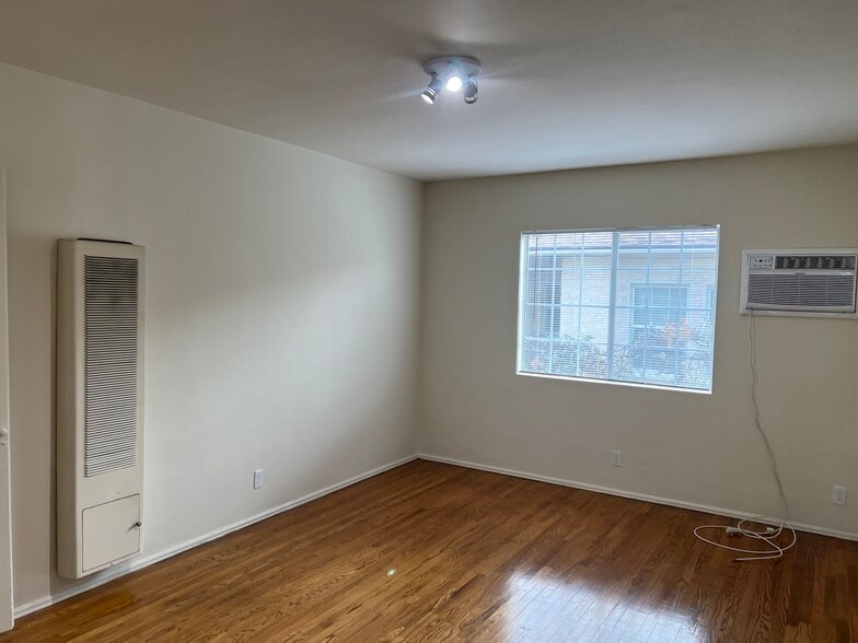 Living Room - 519 S 7th St