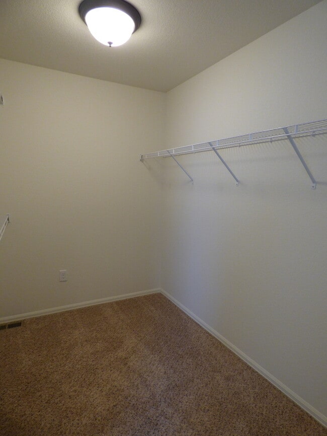 Building Photo - Spacious and Beautiful 3 Bed, 2.5 Bath Hom...