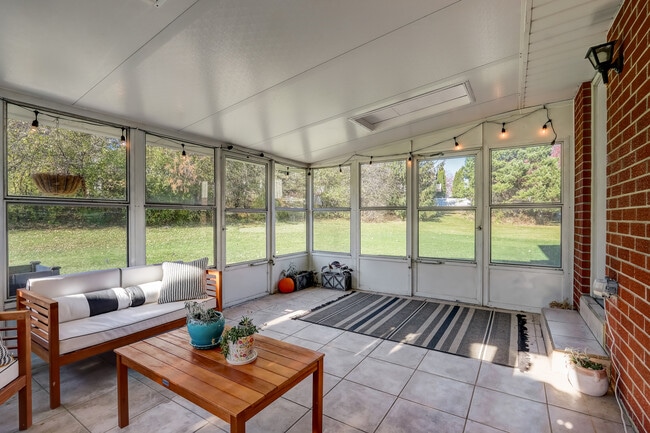 Building Photo - 16450 Dane Ct E