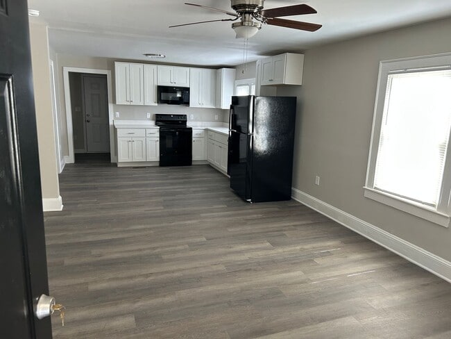 Building Photo - 4151 Sheraton St