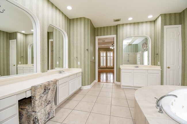 Building Photo - 3015 Bonnebridge Way Blvd