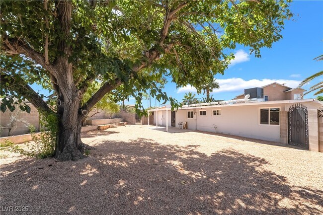 Building Photo - 2749 Del Mar Pl