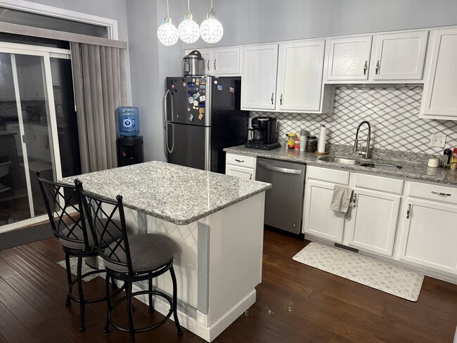 Building Photo - 689 Shannon Dr