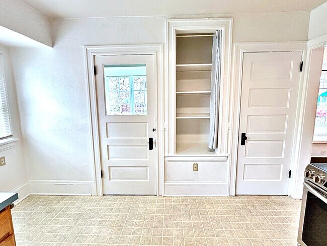 Building Photo - 858 N Stafford St