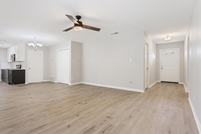 Building Photo - 10100 Woodglen Dr