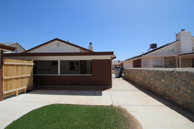 Building Photo - Beautiful Northeast Home -Utilities are a ...