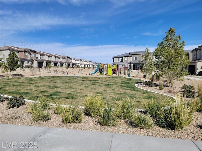 Building Photo - BRAND NEW 3 BED, 2.5 BATH TOWNHOME IN NW L...
