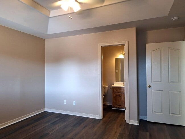 Building Photo - 1402 W Kiwi Ave