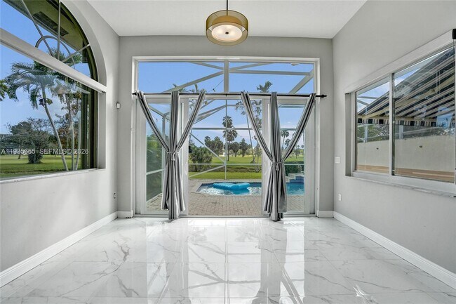 Building Photo - 652 W Palm Aire Dr