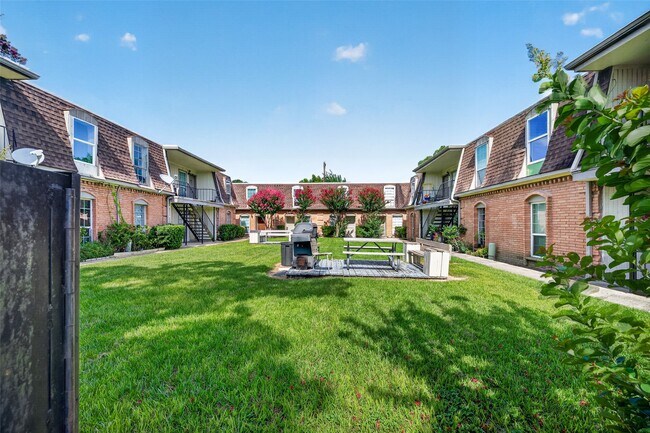 Building Photo - 1220 Shadowdale Dr