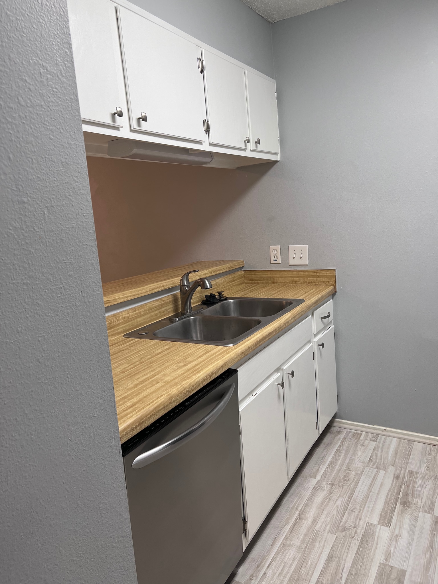 Building Photo - 7076 N Holiday Dr