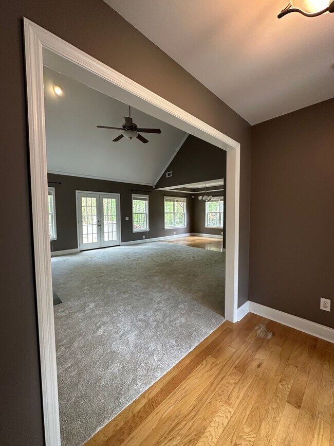 Building Photo - Move-In ready 3-bedroom 2-bathroom house on the Eastside