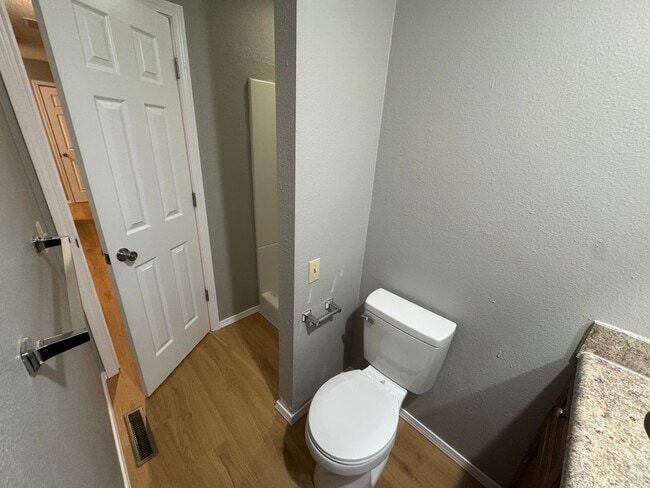 Building Photo - 3 bedroom 2 bathroom updated home in Sprin...