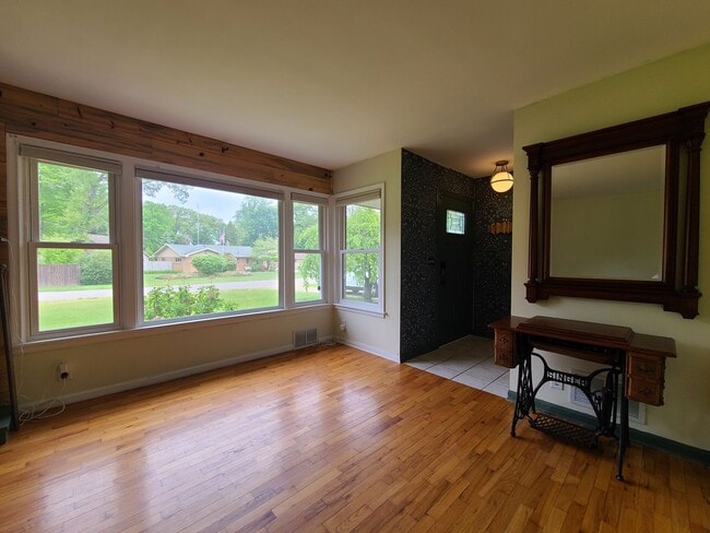 Building Photo - Partially Furnished 3-Bedroom Home with Fe...