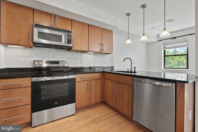 Building Photo - 1524 Independence Ave SE