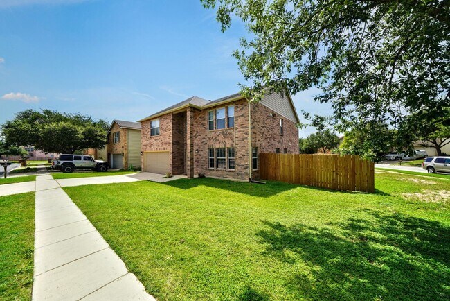 Building Photo - Stunning 4-Bedroom, 2.5-Bathroom Home in L...