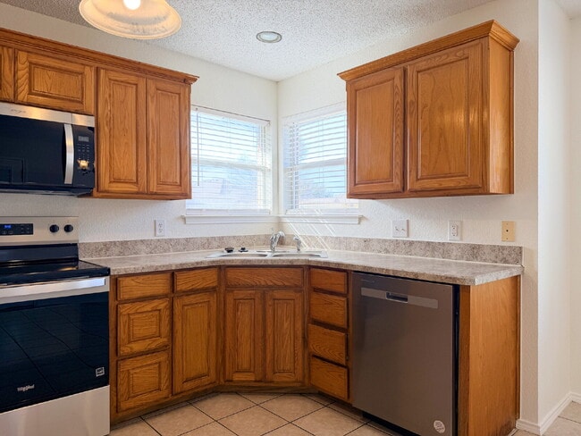 Building Photo - 3 Bedroom, 2 Bath Home in Crowley on Corner Lot