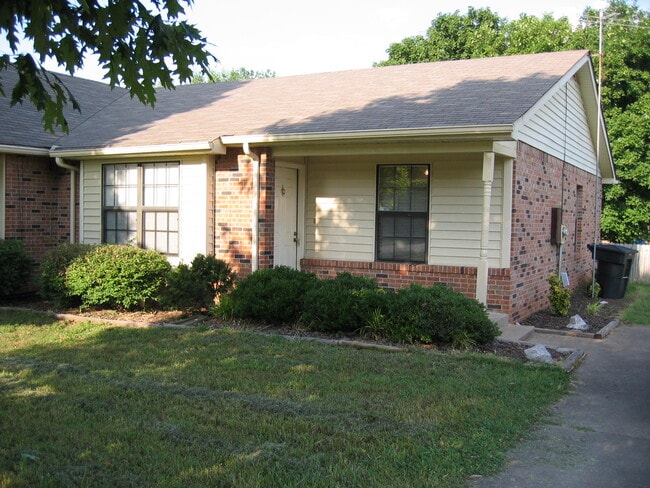 Building Photo - 2576 Oak Hill Dr