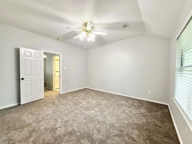 Building Photo - 23 Blue Creek Pl