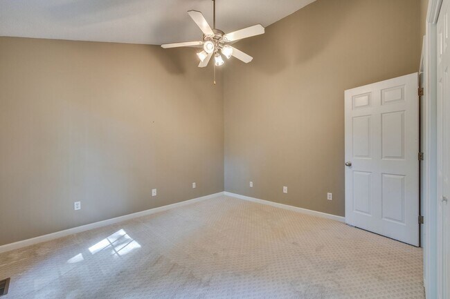 Building Photo - 2 br/ 2.5 bath condo in Johnson City TN