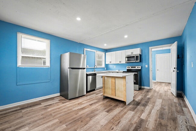 Building Photo - 250 Vernis Ave