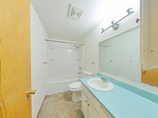 Building Photo - 3 Bedroom Duplex ~ Close to Campus ~ Small...