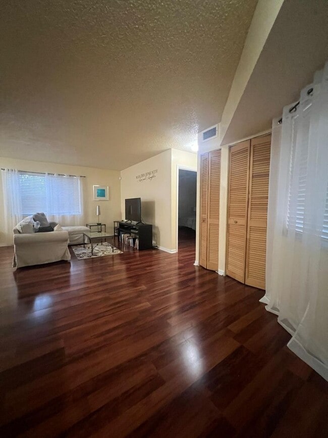 Building Photo - Fully Furnished 1-Bedroom Retreat in Windm...