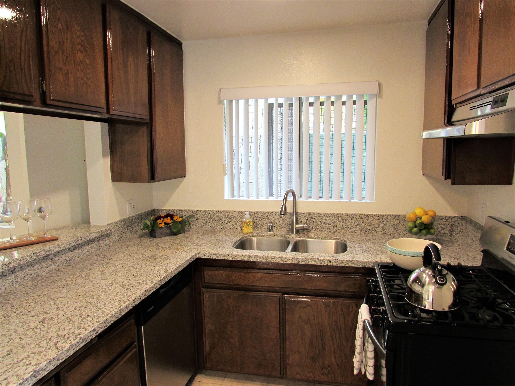 Building Photo - 557 W Stocker St