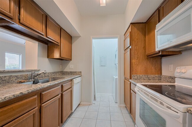 Building Photo - 2025 Augusta Dr