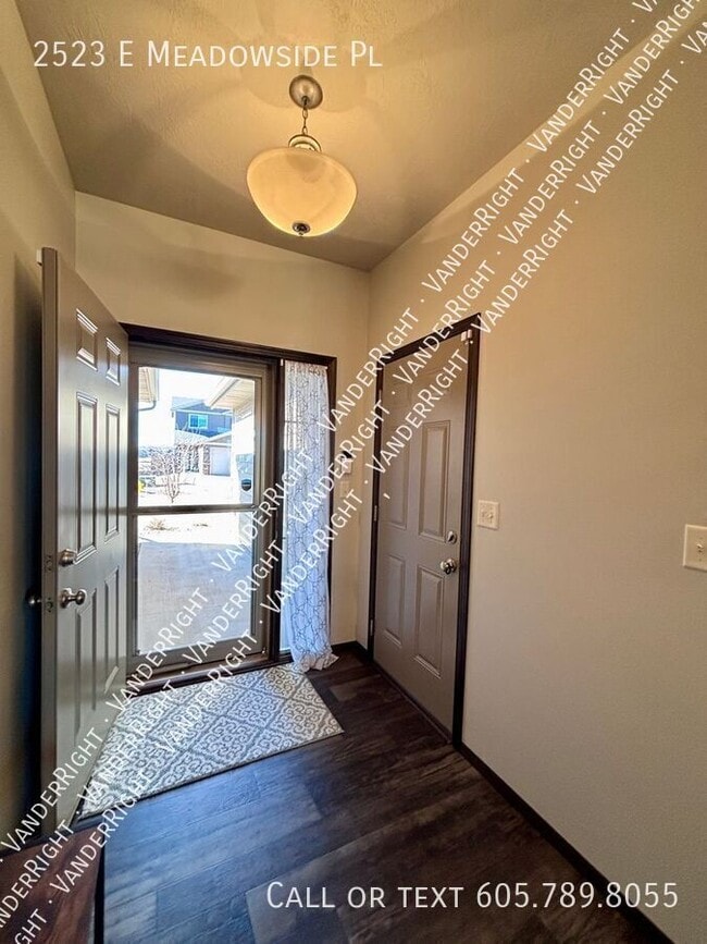 Building Photo - 2523 E Meadowside Pl