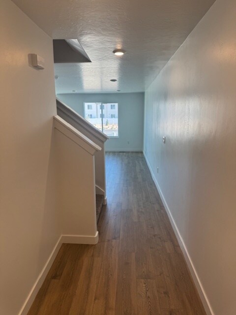 Building Photo - 877 E Oakum Ln
